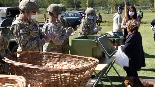 el municipio y el ejercito repartieron viandas a 3.500 familias por la cuarentena en la plata