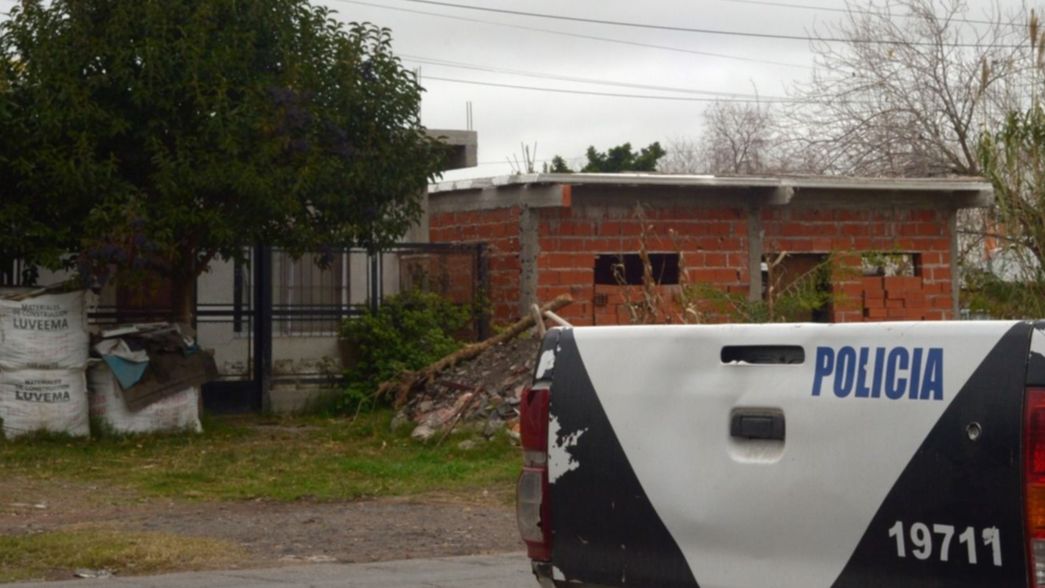 Le robaron a una mujer en la calle y quisieron esconderse en un auto abandonado