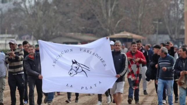 vareadores bloquearon la pista y se suspendieron las carreras en el hipodromo de la plata