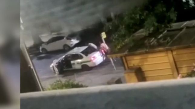 video: intento impedir el robo de su taxi, pero se lo llevaron igual