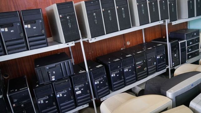 internos de una carcel de la plata repararon y donaron computadoras a escuelas cordobesas de bajos recursos