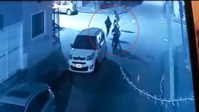 video: una joven fue atacada por motochorros en la plata, le robaron y salio a buscarlos