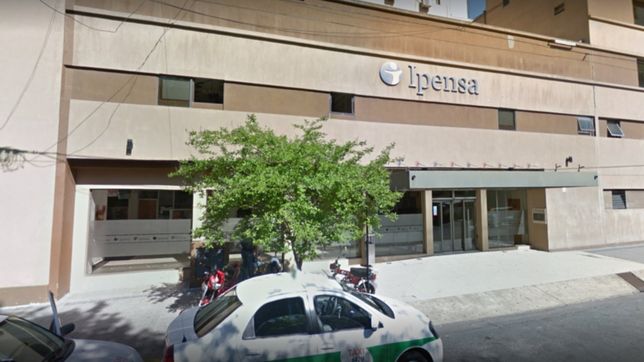 una maestra esta internada en la plata tras ser atacada por el padre de un alumno y sufrir un acv