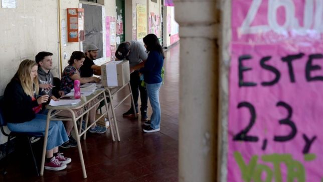 aseguran que una joven se quedo sin trabajo por militar en franja morada