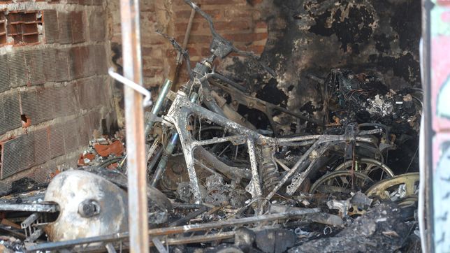 investigan si el taller de motos fue incendiado a proposito con una improvisada bomba molotov