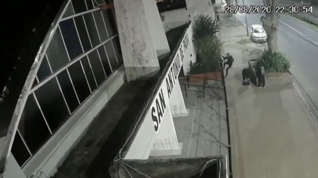 video: quiso entrar a robar en una iglesia de la plata, sono la alarma y tuvo que huir