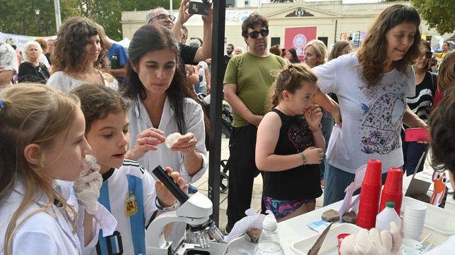 experimentos, talleres y artistas en el festival elijo crecer que copo la plaza malvinas