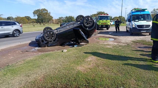 impactante choque y vuelco de un auto en el camino centenario