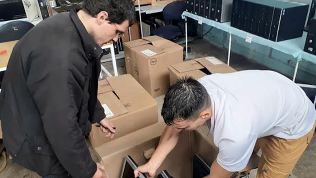 Internos de La Plata repararon 70 computadoras y las donaron a escuelas de San Luis