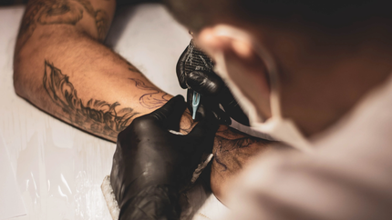 Tatuajes, café para todos los gustos y más: las opciones para aprovechar el finde pese a las lluvias