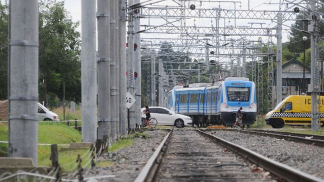 conmocion en tolosa: un hombre se arrojo a las vias del tren roca y murio