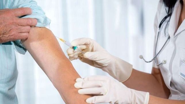 la vacuna de oxford podria ser aplicada a los grupos vulnerables a fin de este ano