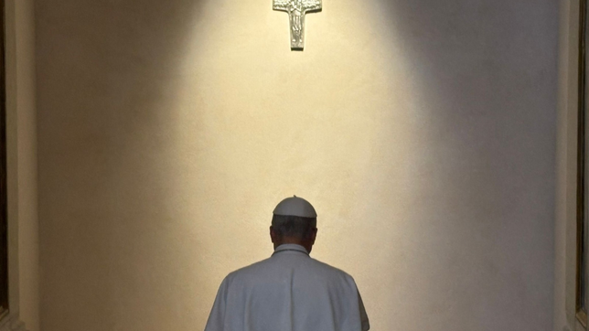 leon xiv visito la tumba del papa francisco en una emotiva jornada en roma