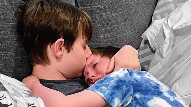un chico de 15 anos sabe que morira de cancer, consolo a su hermanito y se volvio viral
