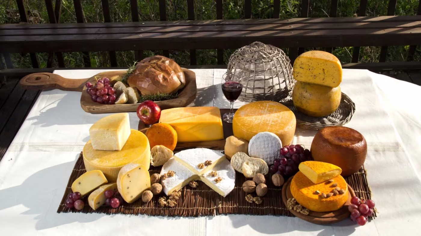 En Suipacha se encuentra la Ruta del Queso.
