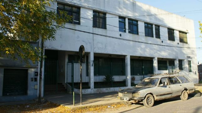 se acerca, insulta y te toca: asi actua un acosador a metros de un colegio de la plata