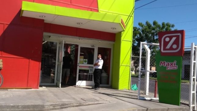 de pelicula: casi entran a robar a un supermercado dia de ensenada haciendo un boquete