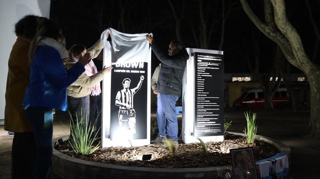 a 40 anos de mexico 86, ranchos inauguro un monumento en homenaje al tata brown