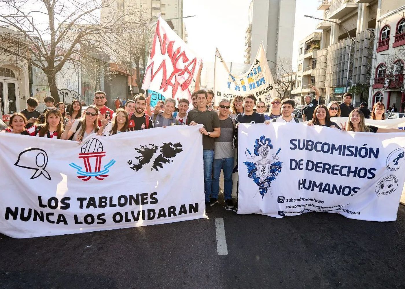 A 48 años de la Noche de los lápices, triperos y pinchas, pinchas y triperos, marchamos levantando la bandera de la memoria como acción colectiva y permanente.Agradecemos el saludo de @wadodecorrido uno de los f.webp