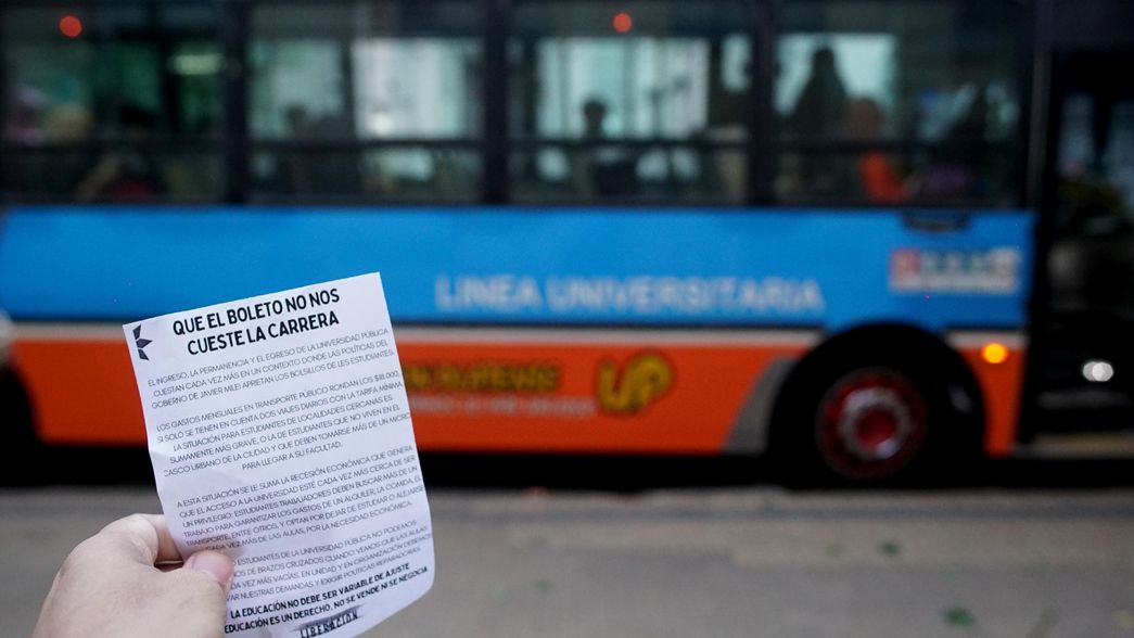Estudiantes universitarios protestaron en La Plata contra el aumento del micro