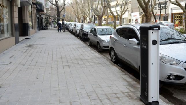 la nueva peatonal de 51 tiene el primer cargador de autos electricos en la plata