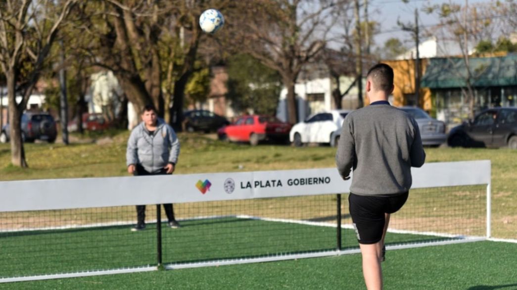 Instalarán nuevas canchas de básquet y fútbol tenis en parques y plazas de La Plata