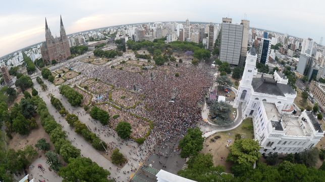 la plata cumple 142 anos y plaza moreno se viste de fiesta para celebrar a lo grande