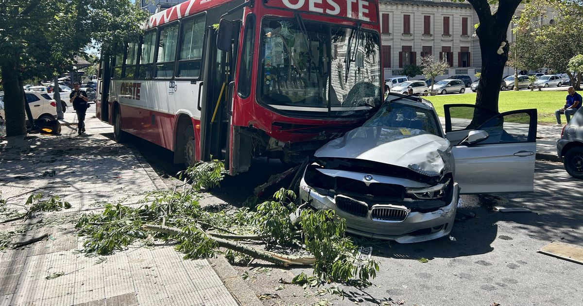Video: impresionante choque en La Plata entre dos autos y un micro de ...