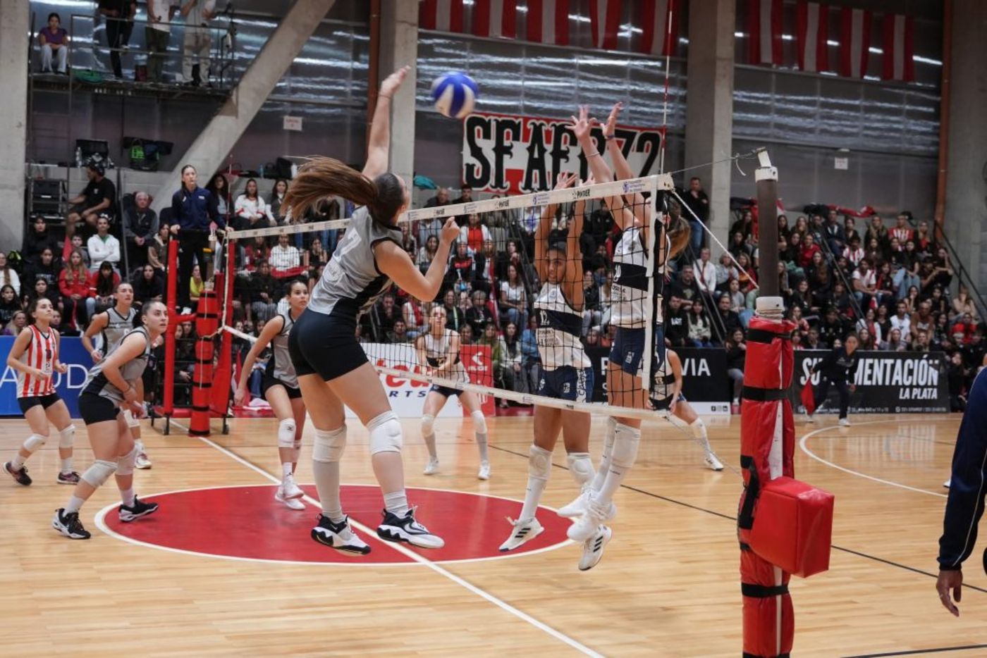 Estudiantes Gimnasia Voley.jpg