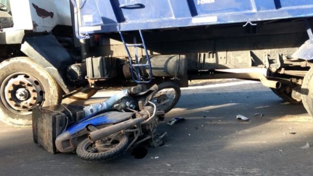 un joven en moto choco con un camion en la plata y lucha por su vida