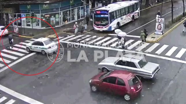 video: cruzo con el semaforo en verde y fue atropellada por un taxista en pleno centro