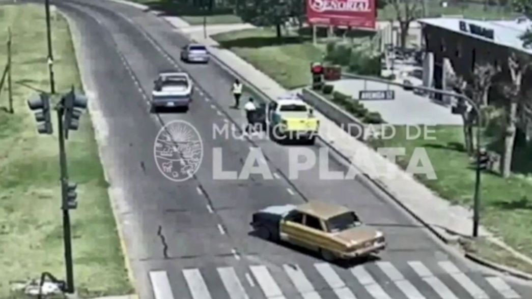 VIDEO: Manejaba borracho en plena circunvalación, lo detuvieron y se terminó yendo a pie