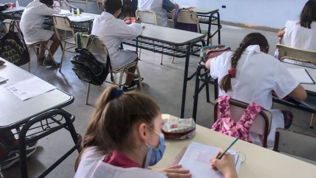 ayuda escolar de anses: ¿quienes pueden recibirla, de cuanto es y como anotarse?