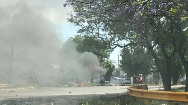 protesta y tension en la bajada de la autopista en la plata