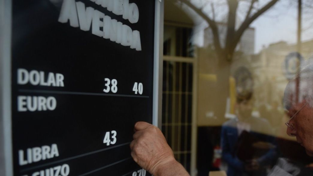 El dólar subió $1,20 y cerró por encima de los $40 por primera vez en la historia