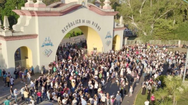 masivo abrazo simbolico para que la repu siga siendo de todos los platenses