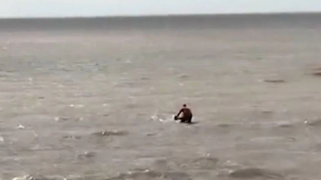 dos policias rescataron a un hombre que se estaba ahogando en el rio de la plata