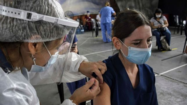 el gobierno afirmo que el sistema de salud habria colapsado hace rato sin la vacunacion