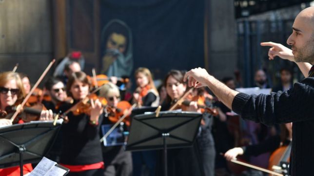 trabajadores del teatro argentino hicieron una funcion de protesta en plena calle