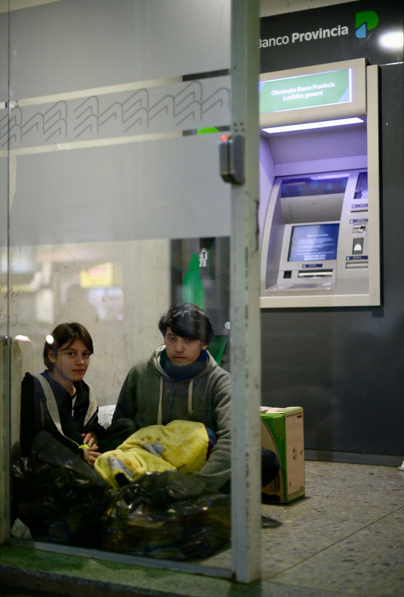 Hugo, Sofía y su hijo Lucas, la familia de La Plata que pide dinero en el cajero de 7 y 70 mientras espera una oportunidad laboral