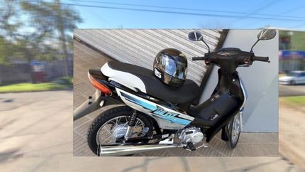 Le robaron la moto que usaba para trabajar y la busca desesperadamente