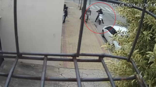 un motochorro asalto a tres estudiantes en la plata a plena luz del dia