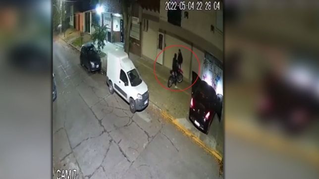 video: motochorros sembraron terror en meridiano v y le robaron el auto a un vecino