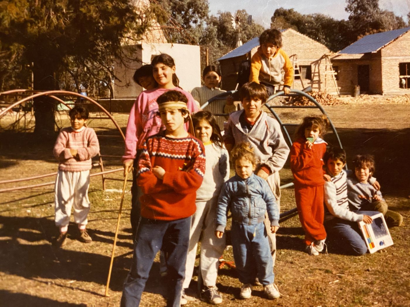 Niños y niñas jugando en los jardines. 