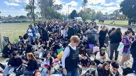 una multitud de fans de bts ya se concentra para ingresar al estadio unico