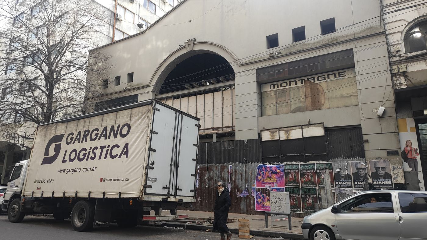 Este viernes hubo trabajos de demolici&oacute;n en el interior del Viejo Teatro
