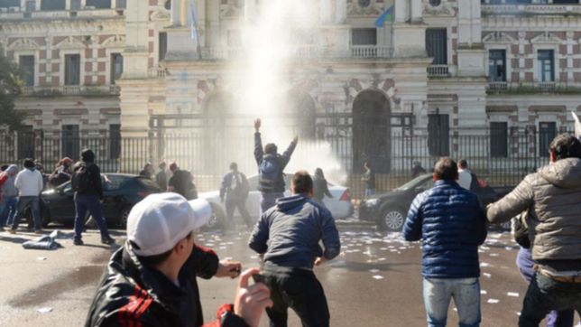 fuerte represion frente a la gobernacion en la marcha de los trabajadores de astilleros