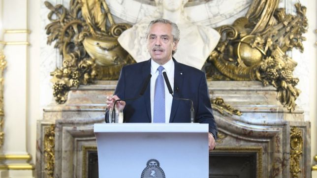 el presidente pidio investigar el viaje de jueces, fiscales y empresarios a lago escondido