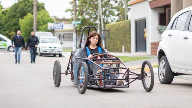 alumnos de una escuela de ensenada construyen su propio karting para competir en un desafio de ypf