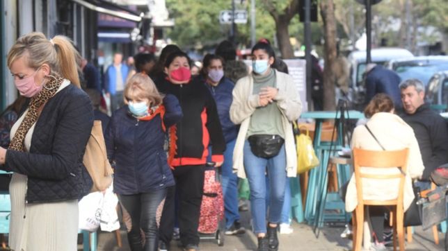 desde el pico de abril, los contagios de coronavirus cayeron en la plata un 84%